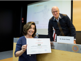 Dra. Rosa Madridejos recibe la beca de manos del Dr. Xavier Garau