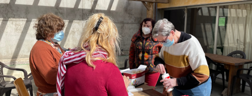 La Residència i Centre de Dia El Tamariu acull un taller de manualitats dirigit als familiars d’usuaris i residents