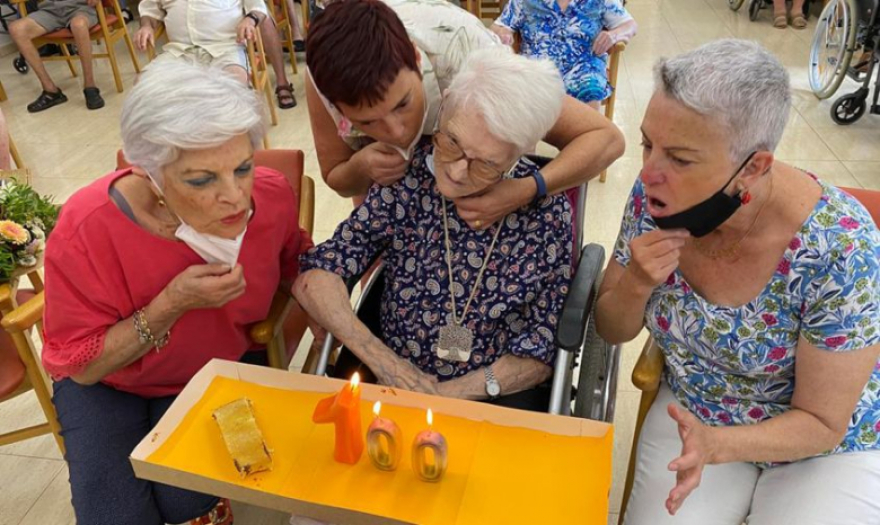 La residència Cambrils Suite festeja el centenari de la Sra. Maria González Monza