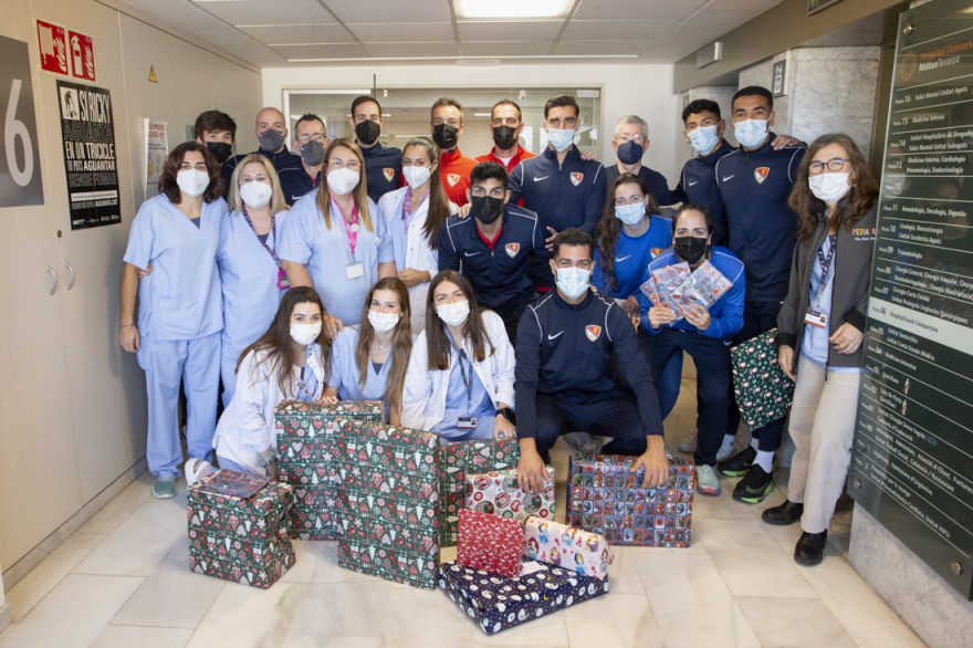 Los clubes deportivos visitan a los niños ingresados ​​en el Servicio de Pediatría ya los residentes de Triginta y Casa Marquès durante las fiestas de Navidad